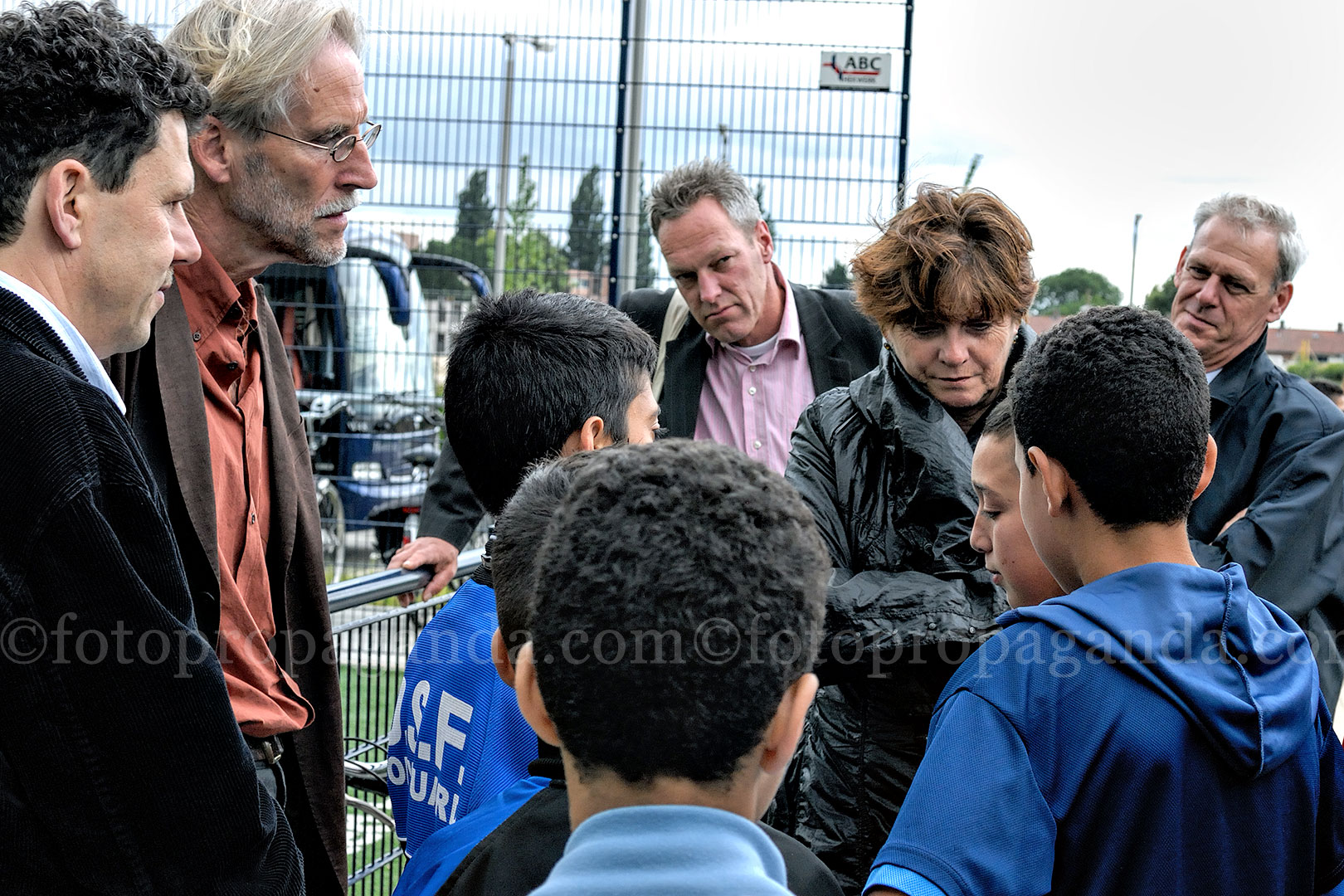 Oud-minister Vogelaar op bezoek in Malburgen in felle discussie met Marokkaanse jeugd