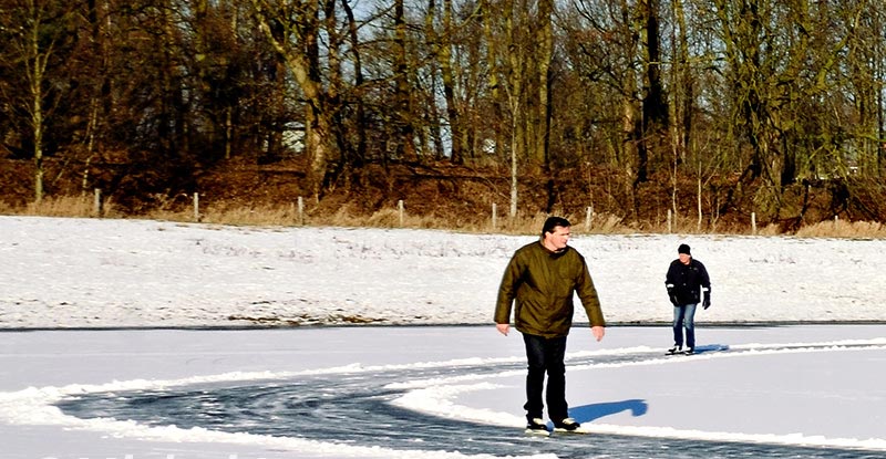 schaatsers in de uiterwaarden