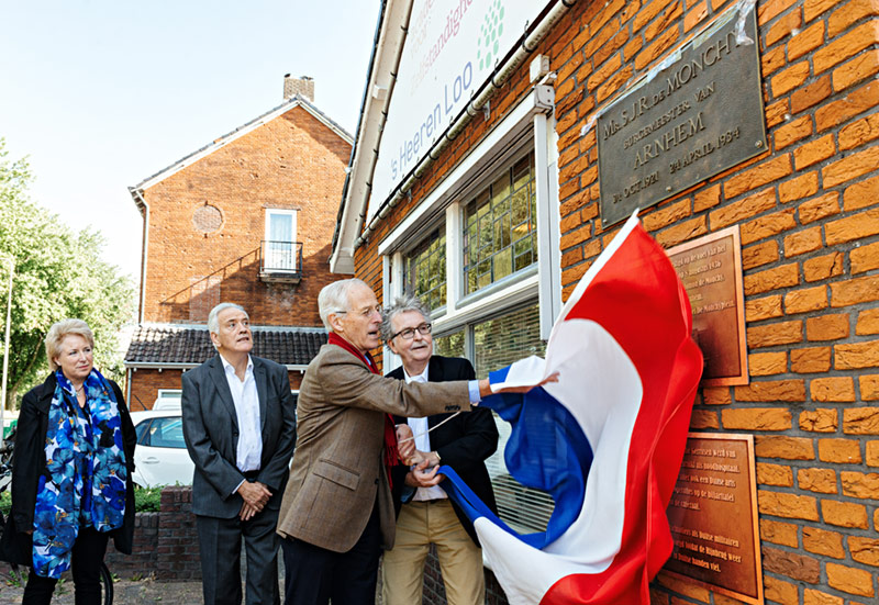 Slag om Arnhem 75 jaar geleden – Plaquettes onthuld aan Hotel Zuid